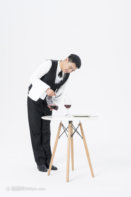 細節映照品質 男服務員倒紅酒背后的企業形象策劃之道
